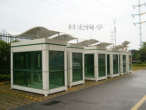志愿者崗?fù)?></div>信息咨詢：提供關(guān)于當(dāng)?shù)匚幕?、旅游、交通、公共設(shè)施等方面的信息咨詢。志愿者會耐心解答公眾的問題，幫助他們獲取所需的信息。<br>導(dǎo)覽服務(wù)：在旅游景點、博物館、展覽館等場所，志愿者崗?fù)ぬ峁?dǎo)覽服務(wù)，為游客介紹景點歷史、文化背景和展覽內(nèi)容，提升游客的參觀體驗。<br>文明倡導(dǎo)：通過宣傳海報、口頭提醒等方式，倡導(dǎo)公眾遵守社會公德、文明行為，如不亂扔垃圾、不隨地吐痰、排隊等候等，營造和諧的社會環(huán)境。<br>緊急援助：在緊急情況下，如突發(fā)疾病、迷路、受傷等，志愿者崗?fù)た梢蕴峁┏醪降木o急援助，如撥打急救電話、提供簡單的醫(yī)療救助等，確保受助者得到及時幫助。<br>便民服務(wù)：提供行李寄存、失物招領(lǐng)、手機充電、免費飲水等便民服務(wù)，方便公眾的日常出行和生活。<br>文化活動推廣：組織或參與文化、藝術(shù)、體育等活動的宣傳和推廣，吸引公眾參與，豐富社區(qū)文化生活。<br>特殊群體關(guān)懷：針對老年人、殘疾人、兒童等特殊群體，提供特別關(guān)懷和服務(wù)，如協(xié)助他們過馬路、提供輪椅借用、解答他們的疑問等。<br>環(huán)境保護(hù)：參與或組織環(huán)?；顒樱缋诸愋麄?、清潔行動等，提升公眾的環(huán)保意識，共同維護(hù)環(huán)境衛(wèi)生。<br>交通指引：在交通樞紐如火車站、汽車站等地方，提供交通路線指引、票務(wù)咨詢等服務(wù)，幫助旅客順利出行。<br>法律宣傳與咨詢：在一些志愿者崗?fù)ぶ?，還可能提供法律知識的宣傳和初步的法律咨詢服務(wù)，幫助公眾了解法律常識，維護(hù)自身權(quán)益。<br>這些服務(wù)內(nèi)容根據(jù)志愿者崗?fù)さ木唧w設(shè)置和當(dāng)?shù)匦枨蠖兴煌傮w上都旨在提升公眾的生活質(zhì)量和社會福祉。<br>
	</div>

    <div style=