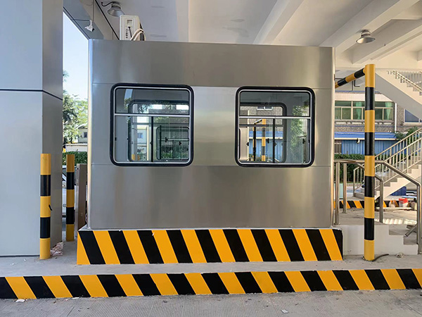 收費(fèi)崗?fù)?></div>一、人工收費(fèi)<br>現(xiàn)金收費(fèi)：車主可以直接在崗?fù)?nèi)使用現(xiàn)金支付停車費(fèi)或通行費(fèi)。這種方式簡單直接，但需要車主準(zhǔn)備零錢，且工作人員需要手動(dòng)記錄收費(fèi)情況。<br>掃描儀掃碼支付：車主出示付款碼，崗?fù)すぷ魅藛T使用掃描儀進(jìn)行掃碼支付。這種方式減少了現(xiàn)金交易，提高了收費(fèi)效率，但仍需要工作人員的操作。<br>二、自助收費(fèi)<br>提前掃碼預(yù)付費(fèi)：車主在離開停車場或收費(fèi)站之前，通過掃描二維碼提前輸入車牌號并在線支付費(fèi)用。這種方式實(shí)現(xiàn)了無人值守，車主可以快速通過，提高了通行效率。<br>IC卡支付：車主可以辦理IC卡，每次通行時(shí)刷卡即可自動(dòng)扣除費(fèi)用。這種方式適用于長期停車或頻繁通行的車主，方便快捷。<br>三、電子支付<br>實(shí)時(shí)扣費(fèi)系統(tǒng)：停車場或收費(fèi)站具備車牌識別系統(tǒng)和銀行聯(lián)網(wǎng)系統(tǒng)，車主只需綁定銀行賬戶和車牌號碼，在進(jìn)出時(shí)系統(tǒng)自動(dòng)識別車牌并連接銀行扣費(fèi)。這種方式是目前快速、便捷的收費(fèi)方式，大大減少了人工干預(yù)和等待時(shí)間。<br>第三方支付平臺：車主可以通過支付寶、微信等第三方支付平臺進(jìn)行支付。這種方式靈活多樣，適用于各種場景和車主需求。<br>四、其他收費(fèi)方式<br>動(dòng)態(tài)收費(fèi)：根據(jù)車輛型號、停放時(shí)間等因素進(jìn)行收費(fèi)。這種方式更加靈活，能夠根據(jù)不同情況調(diào)整收費(fèi)標(biāo)準(zhǔn)。<br>靜態(tài)收費(fèi)：按車輛類型、面積等因素進(jìn)行收費(fèi)。這種方式適用于固定停車位或長期停車的情況。<br>
	</div>

    <div style=