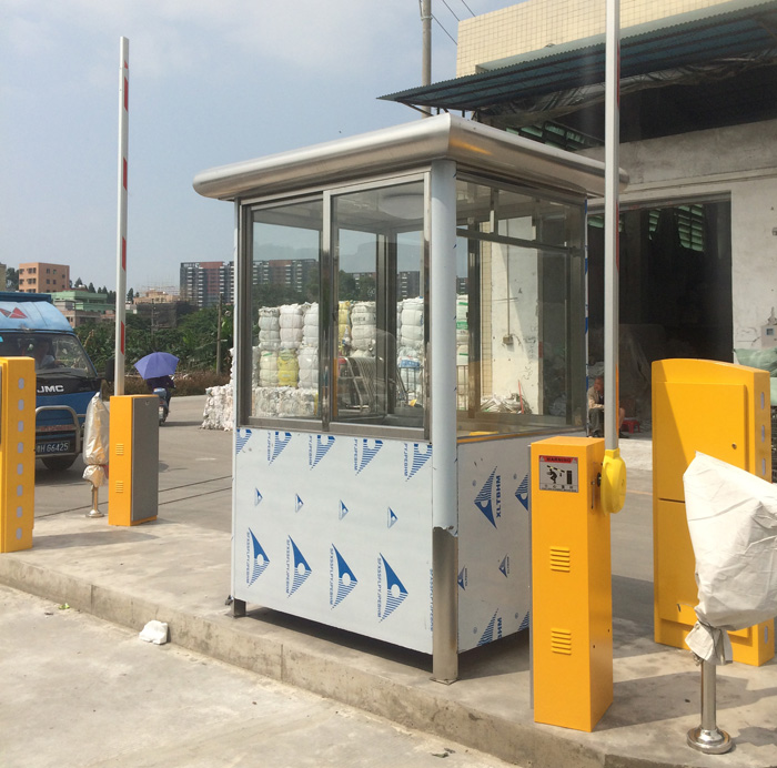 不銹鋼崗?fù)?></div>一、外觀質(zhì)量檢測<br>表面平整度檢查<br>用手觸摸崗?fù)さ母鱾€(gè)表面，檢查是否有明顯的凹凸不平。對于大面積的板材，如崗?fù)さ膲w和屋頂，使用靠尺進(jìn)行測量，平整度誤差應(yīng)控制在一定范圍內(nèi)，一般不超過 ±3mm。<br>觀察崗?fù)け砻娴姆垂馇闆r，若表面存在波浪狀起伏，反光會(huì)出現(xiàn)扭曲，這表明表面平整度不符合要求。這種不平整可能是由于不銹鋼板材加工過程中軋制不均勻或者焊接變形引起的。<br>焊縫質(zhì)量檢查<br>檢查崗?fù)に械暮附硬课?，焊縫應(yīng)均勻、連續(xù)，無氣孔、裂紋、夾渣、未焊透等缺陷。對于外觀可見的焊縫，可以使用放大鏡進(jìn)行觀察，細(xì)小的氣孔和夾渣等問題更容易被發(fā)現(xiàn)。<br>焊縫的高度和寬度應(yīng)符合設(shè)計(jì)要求。焊縫余高一般不應(yīng)超過 3mm，并且焊縫與母材之間應(yīng)平滑過渡，避免出現(xiàn)咬邊現(xiàn)象。咬邊不僅影響外觀，還會(huì)降低崗?fù)さ慕Y(jié)構(gòu)強(qiáng)度。<br>顏色和光澤檢查<br>不銹鋼崗?fù)さ念伾珣?yīng)均勻一致。由于不銹鋼的表面處理方式不同，如拉絲、鏡面、磨砂等，其光澤度也有所不同。檢查時(shí)，應(yīng)確保崗?fù)ふw的光澤度符合選定的表面處理標(biāo)準(zhǔn)。<br>對于彩色不銹鋼崗?fù)?，要檢查顏色的牢固度?？梢杂脻癫疾潦脥?fù)け砻?，觀察是否有掉色現(xiàn)象；或者使用硬度適中的物體在不顯眼的部位輕輕刮擦，檢查顏色層是否容易脫落。<br>二、結(jié)構(gòu)質(zhì)量檢測<br>尺寸精度檢測<br>根據(jù)崗?fù)さ脑O(shè)計(jì)圖紙，使用卷尺、卡尺等工具對崗?fù)さ拈L、寬、高進(jìn)行測量。尺寸偏差應(yīng)控制在允許范圍內(nèi)，一般長度和寬度的偏差不超過 ±5mm，高度偏差不超過 ±10mm。<br>檢查崗?fù)らT窗的尺寸是否準(zhǔn)確，門窗與崗?fù)ぶ黧w結(jié)構(gòu)的配合是否緊密。門窗的開合是否順暢，關(guān)閉時(shí)是否嚴(yán)密，縫隙寬度一般不應(yīng)超過 3mm。<br>框架穩(wěn)定性檢測<br>檢查崗?fù)さ目蚣芙Y(jié)構(gòu)，通常是由不銹鋼方管或槽鋼焊接而成。用力搖晃崗?fù)?，觀察框架是否有明顯的晃動(dòng)。對于較大型的崗?fù)?，可以使用專業(yè)的檢測設(shè)備，如應(yīng)變儀，檢測框架在一定外力作用下的變形情況。<br>檢查框架的連接部位，如立柱與橫梁之間的焊接或螺栓連接。連接應(yīng)牢固可靠，螺栓應(yīng)擰緊，無松動(dòng)現(xiàn)象。對于焊接連接，檢查焊縫是否有開裂跡象，必要時(shí)可以使用探傷設(shè)備進(jìn)行檢測。<br>配件安裝質(zhì)量檢查<br>檢查崗?fù)?nèi)的各種配件，如工作臺(tái)、座椅、配電箱等的安裝情況。配件應(yīng)安裝牢固，位置準(zhǔn)確，使用過程中不會(huì)出現(xiàn)晃動(dòng)或位移。<br>對于崗?fù)さ拈T窗配件，如把手、合頁、鎖具等，檢查其安裝是否正確，操作是否靈活。門窗關(guān)閉后，鎖具應(yīng)能正常鎖住，并且密封良好，能夠有效防止雨水和灰塵進(jìn)入。<br>三、性能質(zhì)量檢測<br>防水性能檢測<br>在崗?fù)さ奈蓓敽蛪w接縫處、門窗周圍等容易漏水的部位，使用噴水裝置進(jìn)行噴水試驗(yàn)。噴水壓力和流量應(yīng)模擬實(shí)際的降雨情況，一般噴水時(shí)間不少于 30 分鐘。<br>觀察崗?fù)?nèi)部是否有漏水現(xiàn)象，特別是在墻角、地面等位置。如果發(fā)現(xiàn)漏水，要檢查是密封膠條的問題，還是焊接部位或板材拼接處存在縫隙。<br>隔熱性能檢測<br>對于有隔熱要求的不銹鋼崗?fù)?，可以使用專業(yè)的熱成像儀進(jìn)行檢測。在崗?fù)?nèi)外設(shè)置不同的溫度環(huán)境，如在內(nèi)部使用加熱設(shè)備，外部保持常溫，然后通過熱成像儀觀察崗?fù)け砻婧蛢?nèi)部的溫度分布情況。<br>也可以通過簡單的對比試驗(yàn)來檢測隔熱性能。在相同的環(huán)境條件下，分別測量有隔熱措施和沒有隔熱措施的崗?fù)?nèi)部溫度變化，評估隔熱效果是否符合設(shè)計(jì)要求。<br>隔音性能檢測<br>使用專業(yè)的噪音測試儀，在崗?fù)?nèi)外分別設(shè)置噪音源，測量崗?fù)さ母粢粜Ч?。例如，在外部播放一定分貝的噪音，在?nèi)部測量噪音的衰減程度。<br>根據(jù)崗?fù)さ氖褂铆h(huán)境和設(shè)計(jì)要求，隔音性能應(yīng)達(dá)到相應(yīng)的標(biāo)準(zhǔn)。一般來說，在嘈雜的環(huán)境中使用的崗?fù)?，其?nèi)部噪音應(yīng)降低到一定程度，以保證工作人員的正常交流和工作環(huán)境的舒適性。<br><div style=