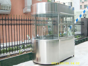 不銹鋼崗?fù)?></div>輕度劃傷<br>研磨拋光<br>使用合適的研磨工具：對于輕微的表面劃傷，可采用砂紙或研磨膏進(jìn)行研磨。一般先使用較粗粒度的砂紙，如 180 目 - 240 目，對劃傷部位進(jìn)行初步打磨，將明顯的劃痕磨平。然后逐漸更換為更細(xì)粒度的砂紙，如 400 目、600 目甚至 1000 目以上，進(jìn)行精細(xì)打磨，使表面更加光滑。<br>拋光處理：研磨完成后，使用拋光機(jī)和拋光蠟進(jìn)行拋光。將拋光蠟涂抹在拋光輪上，然后啟動(dòng)拋光機(jī)，以適當(dāng)?shù)霓D(zhuǎn)速對研磨后的表面進(jìn)行拋光，使不銹鋼表面恢復(fù)光澤，達(dá)到與周圍未劃傷區(qū)域一致的外觀效果。<br>化學(xué)拋光<br>選擇合適的化學(xué)拋光液：根據(jù)不銹鋼的材質(zhì)和劃傷情況，選擇專用的不銹鋼化學(xué)拋光液。將化學(xué)拋光液均勻涂抹在劃傷部位，讓其與不銹鋼表面發(fā)生化學(xué)反應(yīng)，溶解掉表面的微小凸起和劃痕，使表面變得光滑平整。<br>控制處理時(shí)間和溫度：化學(xué)拋光過程中，需要嚴(yán)格控制處理時(shí)間和溫度。一般來說，溫度在 40℃ - 60℃之間，處理時(shí)間根據(jù)劃傷程度和拋光液的性能而定，通常為 5 - 15 分鐘。處理完成后，用清水徹底沖洗干凈，并用干凈的布擦干。<br>中度劃傷<br>拉絲處理<br>確定拉絲方向：觀察崗?fù)ふw的外觀和線條，確定拉絲的方向，使其與崗?fù)さ恼w風(fēng)格相協(xié)調(diào)。一般來說，拉絲方向應(yīng)盡量與崗?fù)さ拈L軸方向或主要視覺方向一致。<br>使用拉絲設(shè)備：采用專用的拉絲機(jī)進(jìn)行處理。將不銹鋼崗?fù)す潭ㄔ诶z機(jī)上，選擇合適的拉絲輪和拉絲工藝參數(shù)。拉絲輪的粒度一般在 120 目 - 320 目之間，根據(jù)劃傷的深度和寬度進(jìn)行調(diào)整。啟動(dòng)拉絲機(jī)，使拉絲輪沿著確定的方向?qū)潅课贿M(jìn)行拉絲處理，通過拉絲輪與不銹鋼表面的摩擦，將劃傷痕跡掩蓋，形成均勻的拉絲紋理。<br>局部打磨與補(bǔ)漆<br>打磨劃傷區(qū)域：使用角磨機(jī)或手持打磨工具，安裝合適的打磨片，對劃傷部位進(jìn)行打磨。打磨時(shí)要注意控制打磨的力度和范圍，避免過度打磨導(dǎo)致表面變形或變薄。將劃傷部位打磨平整后，再用砂紙進(jìn)行精細(xì)打磨，使表面粗糙度達(dá)到合適的程度。<br>補(bǔ)漆處理：根據(jù)不銹鋼崗?fù)さ念伾?，選擇與之匹配的油漆。在打磨后的劃傷部位均勻地噴涂底漆，待底漆干燥后，再噴涂面漆。一般需要噴涂 2 - 3 層面漆，每層漆之間要等待足夠的干燥時(shí)間，以確保漆層的附著力和光澤度。<br>重度劃傷<br>焊接修補(bǔ)<br>準(zhǔn)備焊接材料和設(shè)備：根據(jù)不銹鋼的材質(zhì)，選擇合適的焊接材料，如不銹鋼焊條或焊絲。同時(shí)，準(zhǔn)備好相應(yīng)的焊接設(shè)備，如氬弧焊機(jī)。<br>焊接操作：將劃傷部位清理干凈，去除油污、灰塵等雜質(zhì)。然后使用氬弧焊機(jī)對劃傷進(jìn)行焊接修補(bǔ)，焊接時(shí)要控制好焊接電流、電壓和焊接速度，確保焊接質(zhì)量。焊接完成后，對焊接部位進(jìn)行打磨和拋光處理，使其與周圍表面平整一致。<br>更換受損部件<br>拆卸受損部件：如果劃傷非常嚴(yán)重，無法通過修復(fù)達(dá)到良好的效果，或者修復(fù)成本過高，可考慮更換受損的不銹鋼部件。使用合適的工具將受損部件從崗?fù)ど喜鹦断聛怼?br>安裝新部件：根據(jù)崗?fù)さ脑O(shè)計(jì)和尺寸，定制或選擇合適的新不銹鋼部件進(jìn)行安裝。安裝過程中要確保部件的安裝位置準(zhǔn)確無誤，連接牢固，然后對新部件的表面進(jìn)行必要的處理，使其與崗?fù)ふw外觀相匹配。<br>
	</div>

    <div style=