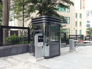 保安崗?fù)ぶ谱?></div>焊前表面處理<br>清潔：在焊接前，必須徹底清除保安崗?fù)そ饘俨牧媳砻娴挠臀?、灰塵、銹跡、氧化皮等雜質(zhì)。這些雜質(zhì)會影響焊接質(zhì)量，導(dǎo)致焊縫出現(xiàn)氣孔、夾渣等缺陷?？墒褂糜袡C溶劑（如丙酮、汽油等）擦拭去除油污，用砂紙、鋼絲刷等工具打磨去除銹跡和氧化皮，確保表面清潔干凈。<br>除銹等級：對于容易生銹的鋼材，要達(dá)到一定的除銹等級。一般來說，Sa2.5 級是較為常用的標(biāo)準(zhǔn)，即非常徹底的噴射或拋射除銹，鋼材表面應(yīng)無可見的油脂、污垢、氧化皮、鐵銹和油漆涂層等附著物，任何殘留的痕跡應(yīng)僅是點狀或條紋狀的輕微色斑。<br>表面平整度：檢查材料表面的平整度，對于不平整的表面，需要進(jìn)行矯正或打磨處理，以保證焊接時接頭處的緊密貼合和焊接的均勻性。特別是在對接焊縫中，表面平整度直接影響焊縫的質(zhì)量和外觀。<br>焊接過程中的表面保護<br>選擇合適的焊接工藝和參數(shù)：不同的焊接工藝（如手工電弧焊、氣體保護焊等）和參數(shù)（電流、電壓、焊接速度等）對崗?fù)け砻娴臒嵊绊懖煌?。?yīng)根據(jù)崗?fù)さ牟馁|(zhì)、厚度等因素選擇合適的焊接工藝和參數(shù)，以減少焊接過程中的熱變形和熱影響區(qū)域，避免表面出現(xiàn)過度氧化、變色等問題。<br>采用保護氣體：在使用氣體保護焊時，要確保保護氣體的純度和流量合適。如使用氬氣作為保護氣體時，純度應(yīng)不低于 99.99%，流量一般根據(jù)焊接電流和焊接速度等因素進(jìn)行調(diào)整，通常在 8-15L/min 之間，以有效保護焊接區(qū)域，防止空氣中的氧氣、氮氣等與高溫金屬發(fā)生反應(yīng)，避免產(chǎn)生氧化、氣孔等缺陷。<br>控制焊接環(huán)境：盡量在相對清潔、干燥、無風(fēng)的環(huán)境中進(jìn)行焊接。風(fēng)速過大可能會吹散保護氣體，使焊接區(qū)域暴露在空氣中，增加氧化的可能性；環(huán)境濕度過高則可能導(dǎo)致焊縫出現(xiàn)氣孔等問題。一般來說，環(huán)境濕度應(yīng)控制在 80% 以下，當(dāng)風(fēng)速超過 2m/s 時，應(yīng)采取防風(fēng)措施，如設(shè)置防風(fēng)罩等。<br>焊后表面處理<br>清理焊渣和飛濺物：焊接完成后，及時清理焊縫表面的焊渣和飛濺物。這些物質(zhì)如果不及時清理，會影響崗?fù)さ耐庥^，并且可能會在表面形成腐蝕源?？墒褂帽忡P、鋼絲刷等工具進(jìn)行清理，對于一些粘附較緊的焊渣，可采用角磨機等工具進(jìn)行打磨清理。<br>焊縫打磨與拋光：對焊縫進(jìn)行打磨和拋光處理，使焊縫表面與母材表面平滑過渡，不僅可以提高崗?fù)さ耐庥^質(zhì)量，還能減少應(yīng)力集中，提高結(jié)構(gòu)的穩(wěn)定性。打磨時應(yīng)根據(jù)焊縫的形狀和表面情況選擇合適的打磨工具和砂紙目數(shù)，從粗砂紙逐漸過渡到細(xì)砂紙，最后可采用拋光輪進(jìn)行拋光，使表面達(dá)到所需的光潔度。<br>防腐處理：根據(jù)保安崗?fù)さ氖褂铆h(huán)境，選擇合適的防腐處理方法。對于一般環(huán)境，可進(jìn)行涂漆處理，在涂漆前要確保表面清潔、干燥，無油污、灰塵等雜質(zhì)，以保證漆層的附著力；對于戶外環(huán)境較為惡劣的崗?fù)?，可采用鍍鋅、噴塑等防腐處理方法，提高崗?fù)さ哪透g性和使用壽命。<br><div style=