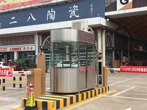 車庫崗?fù)?></div>安全防范：車庫崗?fù)づ鋫浔O(jiān)控設(shè)備、門禁系統(tǒng)等，工作人員可以實時監(jiān)控車庫內(nèi)的情況，防止車輛被盜、被損壞等安全問題，保障車主的財產(chǎn)安全。<br><br>信息咨詢：為車主提供停車相關(guān)的信息咨詢服務(wù)，如停車場的收費標(biāo)準(zhǔn)、車位剩余情況、周邊交通狀況等，方便車主出行。<br><br>應(yīng)急處理：在遇到突發(fā)事件時，如車輛故障、火災(zāi)、漏水等，崗?fù)すぷ魅藛T可以及時采取應(yīng)急措施，通知相關(guān)部門進(jìn)行處理，減少損失。<br><br>
	</div>

    <div style=