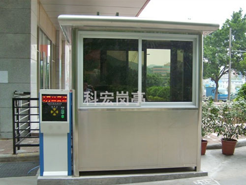 保安崗?fù)?></div>安全性<br>抗風(fēng)抗震：需符合當(dāng)?shù)貧夂驑?biāo)準(zhǔn)（如沿海地區(qū)抗臺(tái)風(fēng)設(shè)計(jì)，需確認(rèn)崗?fù)た癸L(fēng)等級(jí)≥10 級(jí)）。<br>防盜設(shè)計(jì)：窗戶可選裝防盜網(wǎng)，門體采用不銹鋼防盜鎖，玻璃使用鋼化玻璃（抗沖擊性強(qiáng)）。<br>舒適性<br>隔音效果：墻體填充隔音棉，門窗采用密封膠條，減少外界噪音干擾（如交通、施工）。<br>遮陽(yáng)與防雨：前門可選配遮陽(yáng)棚（鋁合金或不銹鋼材質(zhì)，寬度≥1m），屋頂排水槽設(shè)計(jì)需流暢。<br>耐用性<br>焊接工藝：檢查接縫處是否滿焊、無(wú)虛焊，表面做防銹處理（如噴涂防銹漆）。<br>涂層處理：外墻板材需做靜電噴涂或氟碳漆處理，抗紫外線、防褪色（質(zhì)保期≥5 年）。<br><div style=